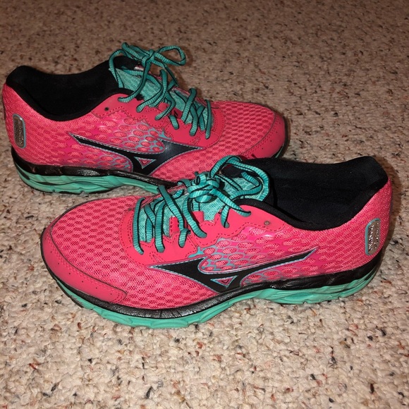 MIZUNO TENNIS SHOES - Picture 2 of 7